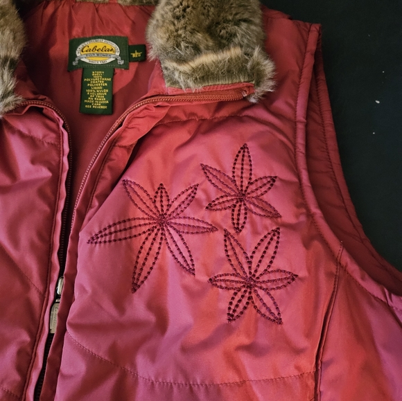 Cabela's NEW maroon Puffer vest L, embroidery, faux fur collar - Picture 4 of 8